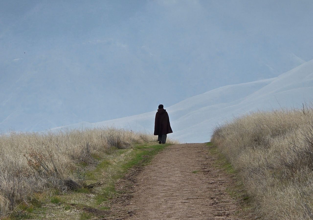 Caminar despacio: el hábito sencillo que calma una mente acelerada.